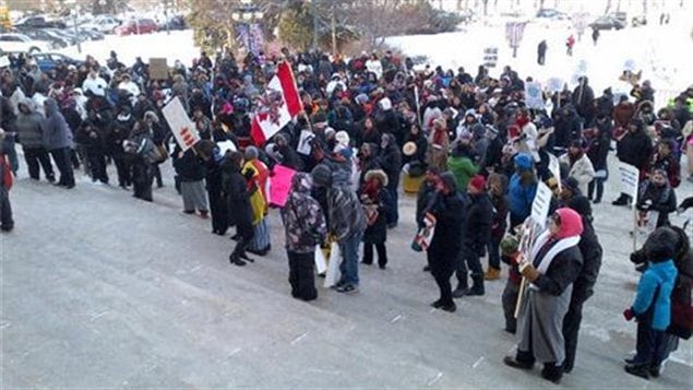 Manifestation devant le palais l�gislatif du Manitoba contre le projet de loi f�d�rale omnibus C-45, le 10 d�cembre 2012. - Photo : Louis-Philippe Leblanc