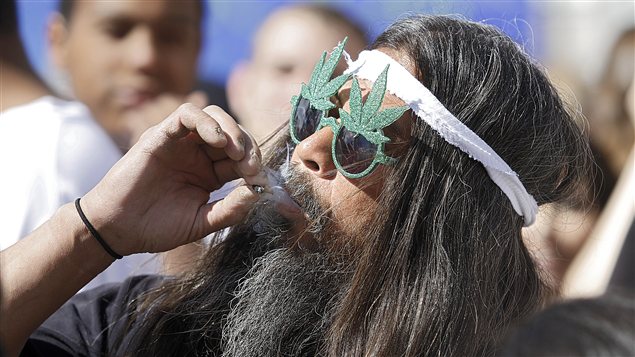 Un Hawaïen participe à une célébration en faveur de la légalisation de la marijuana médicinale en avril 2012 à Denver, au Colorado.