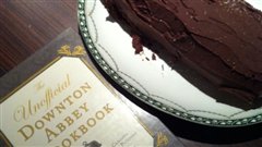 La b�che de No�l cuisin�e par St�phane Leclair selon une recette du <i>The unofficial Downton Abbey cookbook</i>