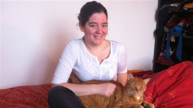 Julie, une jeune Parisienne qui a de la difficulté à joindre les deux bouts