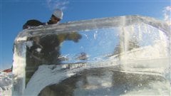 La construction de l'hôtel de glace de Québec