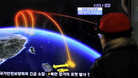 Un Coréen du Sud regarde la télévision qui présente la nouvelle du lancement d’une fusée en Corée du Nord.