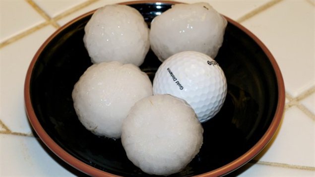 De la grêle de taille d'une balle de golf lors d'une tempête cet été à Calgary