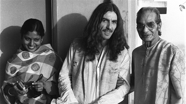 Le guitariste des Beatles George Harrison (au centre) et le maître indien du sitar Ravi Shankar (à droite) en 1972.