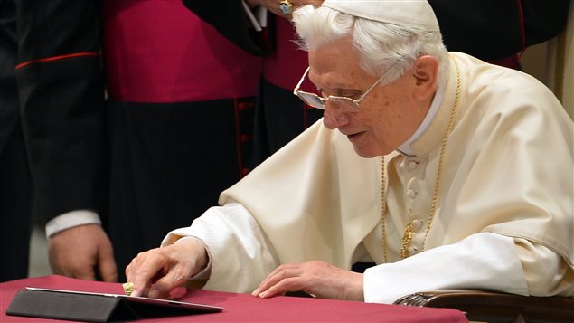 Le pape Benoît XVI envoie son premier tweet, le 12 décembre 2012.