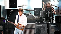 Paul McCartney et Dave Grohl sur sc�ne lors du spectacle-b�n�fice du 12 d�cembre 2012. / � Dave Allocca, Associated Press