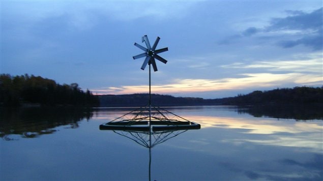 Une éolienne sur le lac Savard, à Rouyn-Noranda