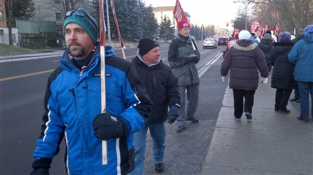 Piquet de grève d'enseignants du primaire à Aurora, jeudi.