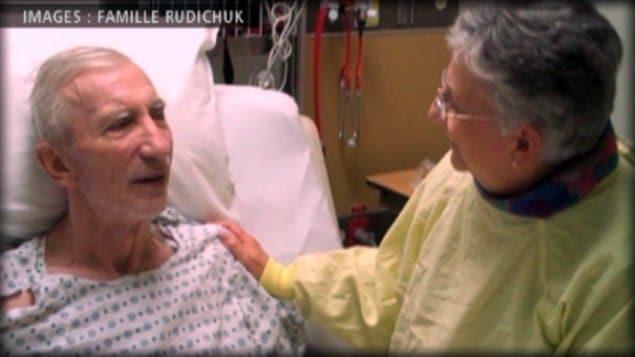 Jack Rudichuk sur son lit à l'hôpital Villa Caritas à Edmonton, aux côtés de sa femme Huguette Hébert, en 2011.