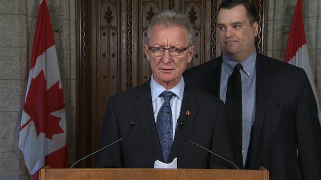 Le sénateur Pierre-Hugues Boisvenu et le ministre du Patrimoine James Moore.