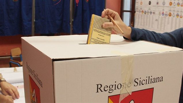 Une Italienne vote aux élections régionales de Scicile.
