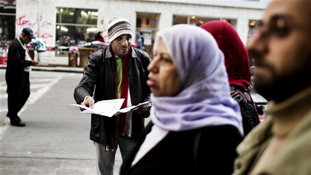 Un opposant distribuant des tracts appelant à voter contre le projet de constitution.