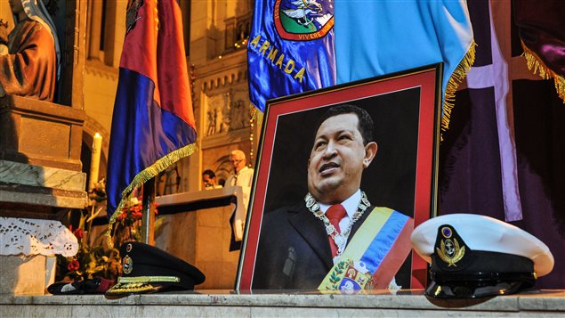 Un photo du président Hugo Chavez exposée lors d'une messe tenue en son honneur, à Cuba