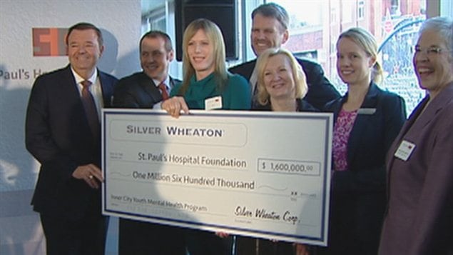 Le chèque de Silver Wheaton présenté à Vancouver