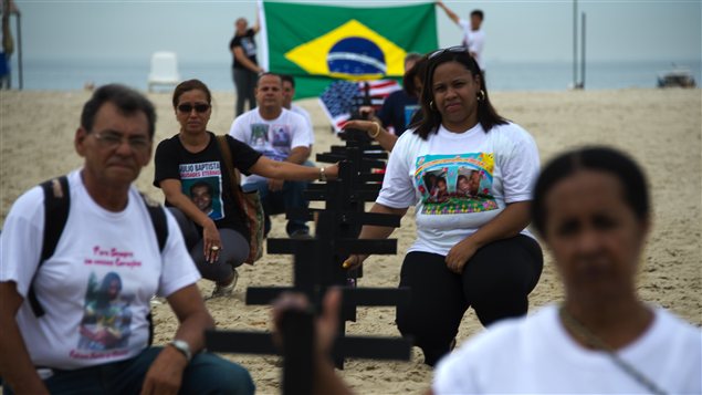 Des membres de Rio of Peace, une association brésilienne, rendent hommage aux victimes de la fusillade de Newton, au Connecticut sur la place de Copacabana à Rio de Janeiro.