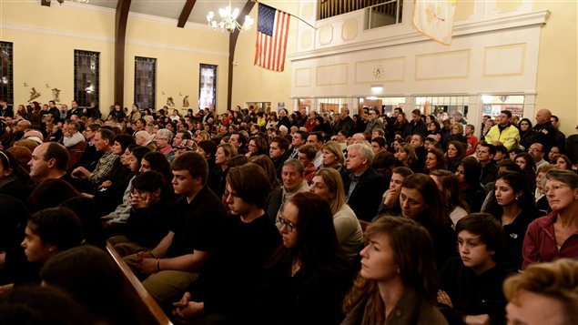 Rassemblement à l'église catholique St. Rose of Lima à Newtown, au Connecticut, le 14 décembre 2012, suite à la fusillade.