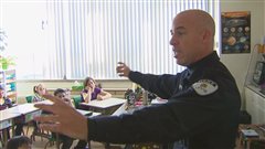 Le porte-parole du Service de police de la Ville de Lévis lors d'une formation dans une école primaire de Lévis (archives).