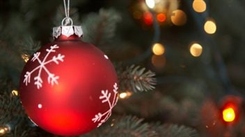 Une boule rouge dans un sapin de Noël