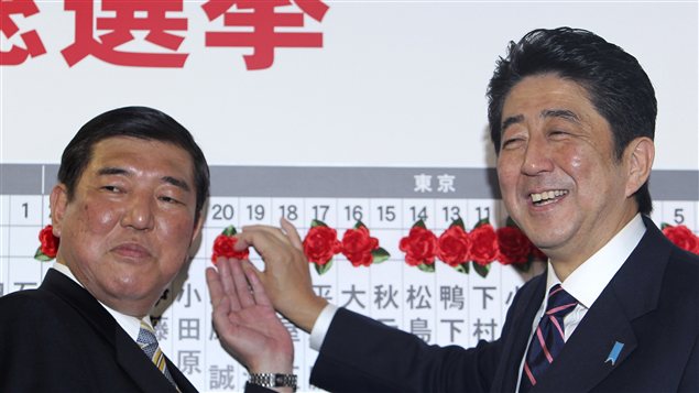 Le Parti libéral démocratique de Shinzo Abe (à droite) a remporté les élections législatives du 16 décembre au Japon.