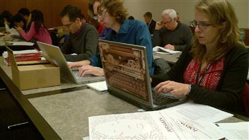 Journalistes épluchent le rapport de la commission Oppal.