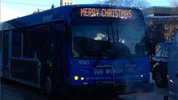 Un autobus de Saskatoon affiche « Joyeux Noël »