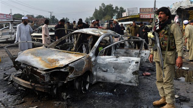 Une voiture détruite par une déflagration terroriste dans les rues de Jamrud, dans le nord-ouest du Pakistan en 2012.