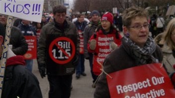 Des milliers d'enseignants du primaire ont fait la grève mardi à Toronto.