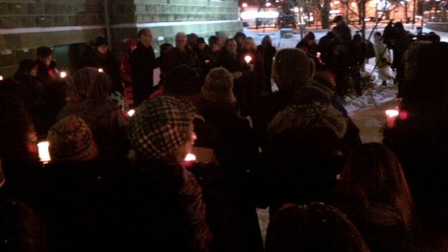 Veillée à la bougie en mémoire d'Ana Marquez-Greene, le 17 décembre 2012 devant l'Université de Winnipeg.