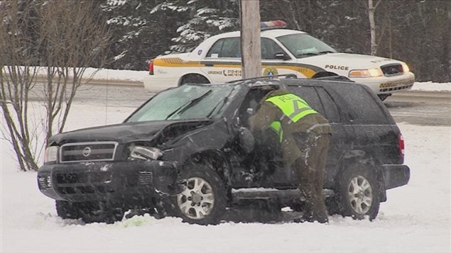 La chaussée glissante pourrait avoir joué un rôle dans l'accident.