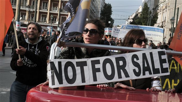 À Athènes, des employés protestent contre le projet de privatisation de leur banque (17 décembre 2012)