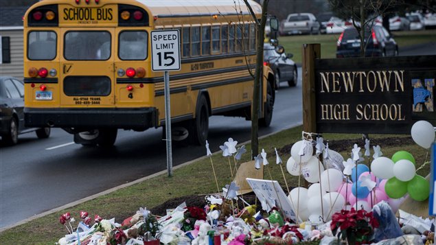Un mémorial improvisé à la mémoire des victimes de l'école Sandy Hook accueillait les élèves du secondaire qui effectuaient leur retour en classe à Newtown.