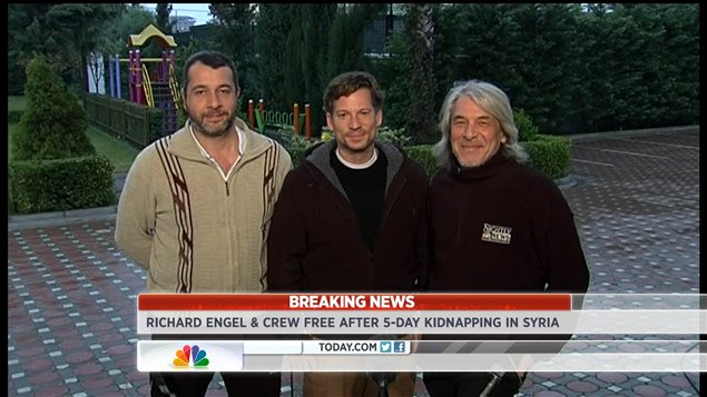 Le journaliste Richard Engel, au centre, avec deux de ses collègues après leur retour en Turquie.