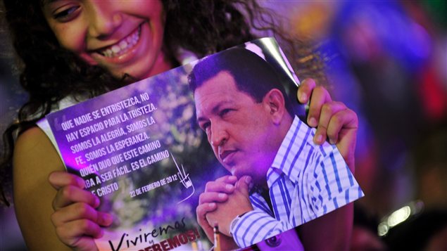 Une jeune fille tient une affiche à l'effigie de Hugo Chavez durant un concert donné en son honneur le 17 décembre 2012 à Managua.