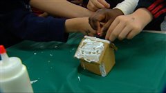 Les enfants de l'école ont fait des maisons en pain d'épice.