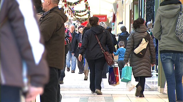 Des consommateurs en plein magasinage