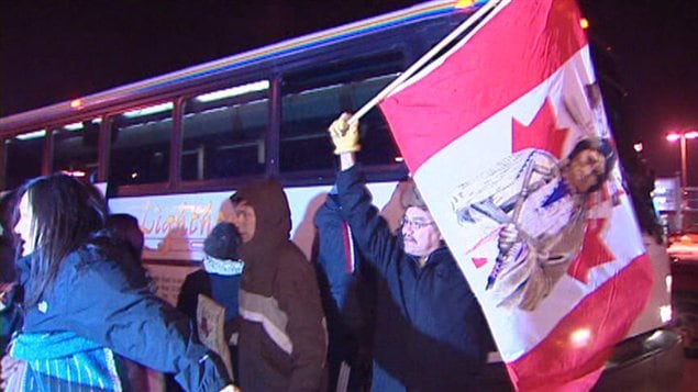 Des gens qui appuient le mouvement Idle No More embarquent dans un autocar à Regina le 19 décembre 2012.