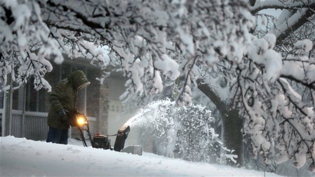 Un homme souffle la neige dans sa cour en Iowa, aux États-Unis, où sont déjà tombés 30 centimètres de neige.