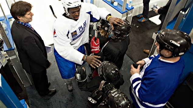 P. K. Subban salue des enfants lors du match amical à Toronto