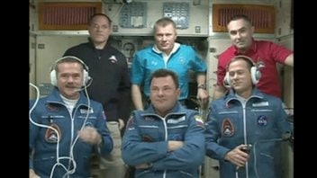 Les deux équipages. Chris Hadfield se trouve en bas à gauche.