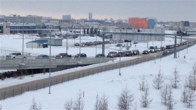Une file de véhicules s'étire le long de la route menant au terminal de l'aéroport de Winnipeg le 21 décembre 2012, en raison d'un geste de perturbation mené par des membres du mouvement Idle No More.