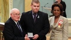 L'ancienne gouverneure générale du Canada, Michaëlle Jean, remet l'étoile du courage à la famille de l'agent Christopher Garrett lors d'une cérémonie à Rideau Hall.