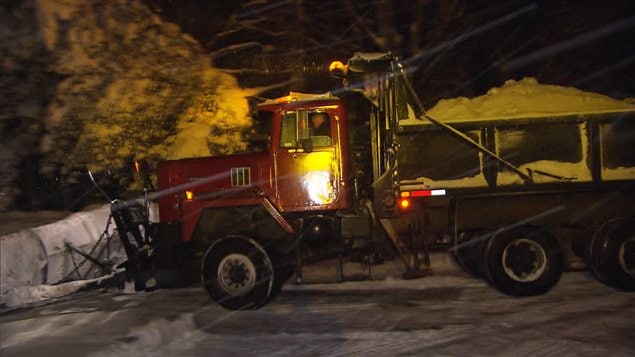 Une déneigeuse.