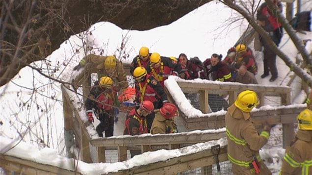 Les pompiers et les policiers ont porté secours au jeune garçon.