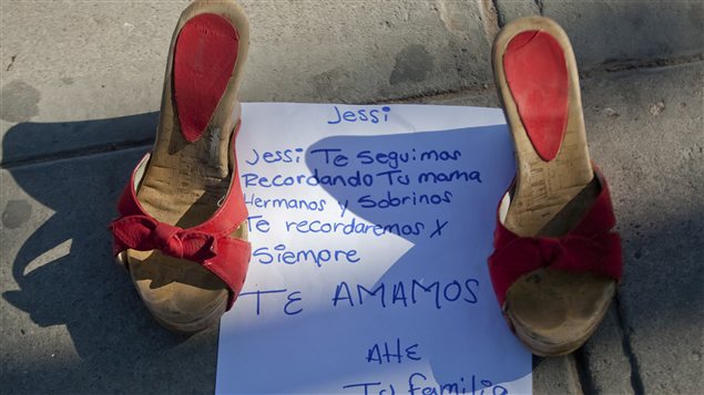 Une note destinée à une femme disparue ainsi que des chaussures lui appartenant à Ciudad Juarez, au Mexique