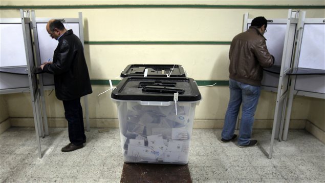 Des Égyptiens votent sur le projet de constitution, le 22 décembre, à Giza.