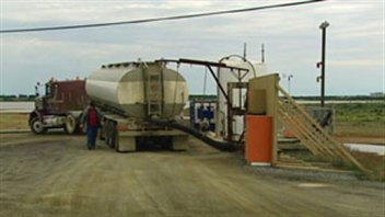 Des boues sont en train d'être déversées dans les basins de résidus de la compagnie Vale situés près de Lively.