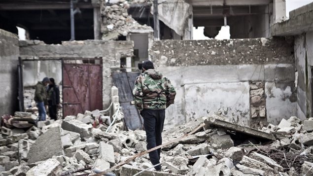 Un soldat syrien dans des ruines (archives)