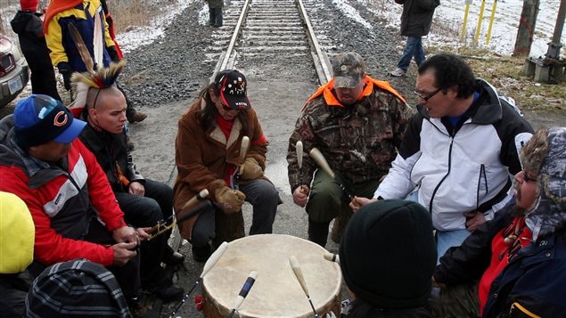 Des autochtones de la nation Aamjiwnaang tiennent un barrage sur les rails du CN, à Sarnia