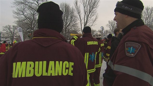 Des ambulanciers manifestent à Québec sur la Colline parlementaire.