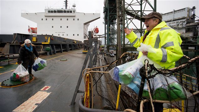 Des marins ont reçu des cadeaux de Noël au port de Vancouver.